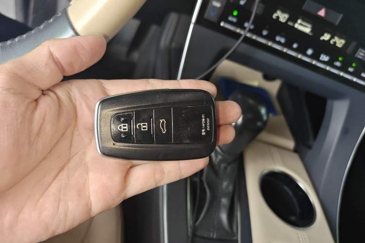 Used Toyota Avalon 2019 Dual-Engine 2.5L XLE Prestige Version China VI Standard Vehicle Key
