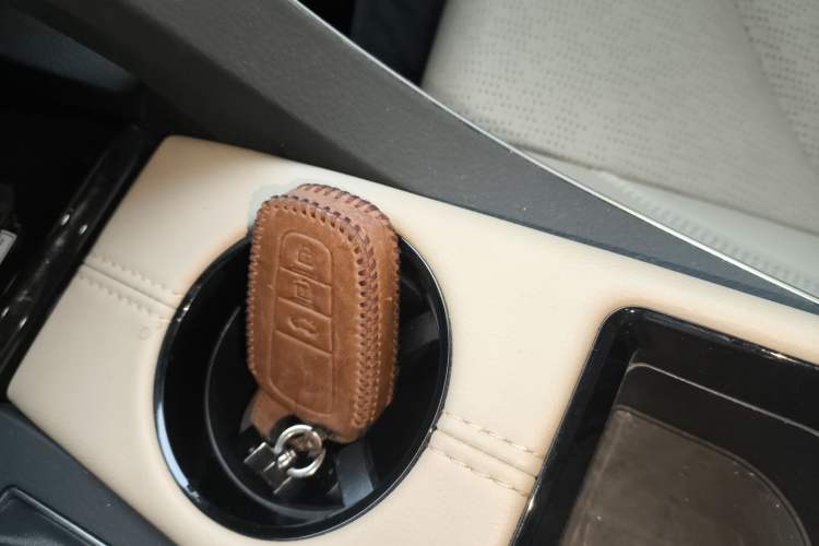Used Toyota Avalon 2019 2.0L Luxury Edition China VI Standard Vehicle Key