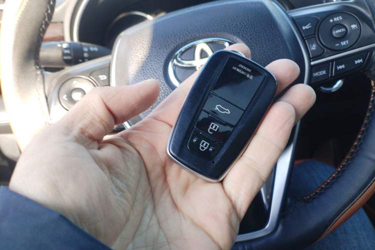 Used Toyota Avalon 2019 2.0L XLE Premium Edition China VI Vehicle Key