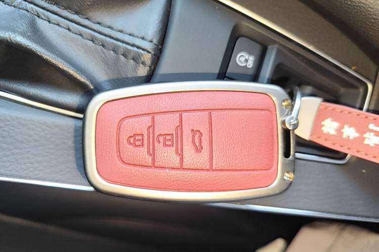 Used Toyota Avalon 2019 2.0L XLE Premium Edition China VI Vehicle Key