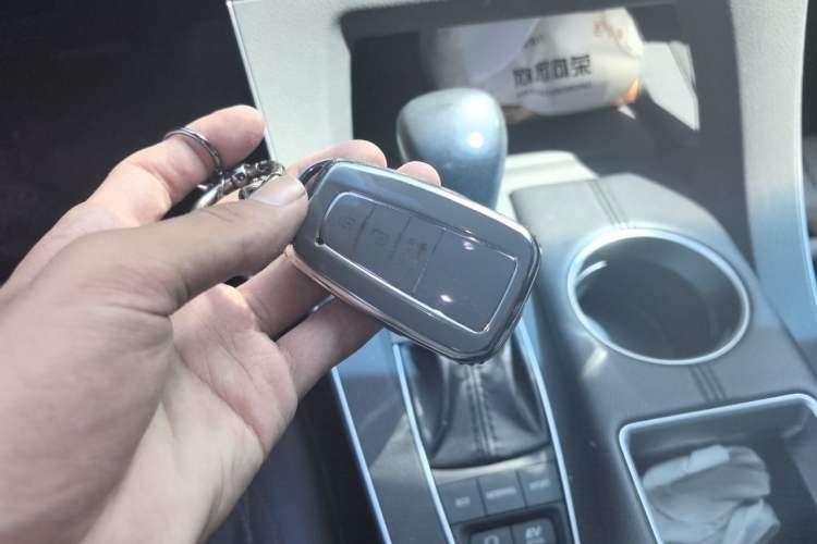 Used Toyota Avalon 2019 Dual-Engine 2.5L XLE Prestige Version China VI Standard Vehicle Key