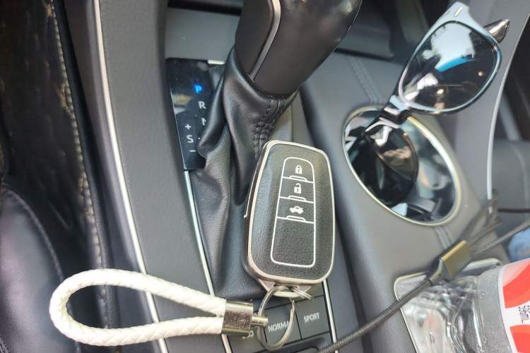 Used Toyota Avalon 2019 Dual-Engine 2.5L XLE Prestige Version China VI Standard Vehicle Key