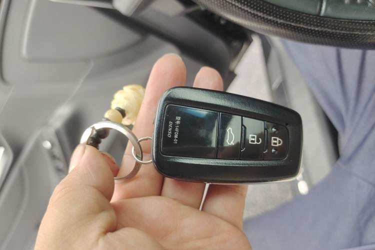 Used Toyota Avalon 2019 2.0L XLE Premium Edition China VI Vehicle Key