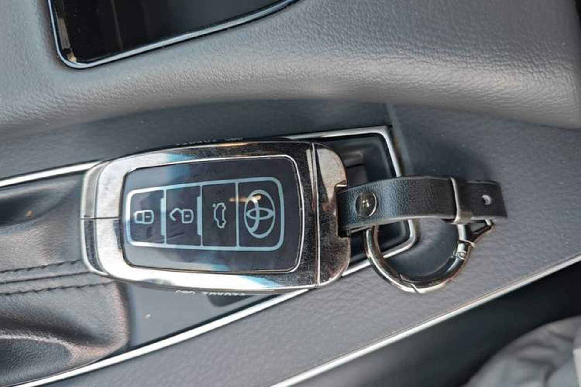 Used Toyota Avalon 2019 2.0L XLE Premium Edition China VI Vehicle Key