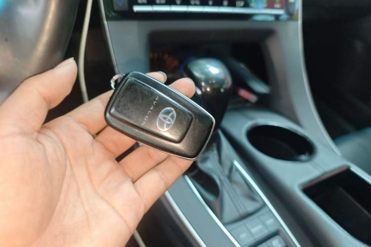 Used Toyota Avalon 2019 Dual-Engine 2.5L Luxury Edition China VI Standard Vehicle Key