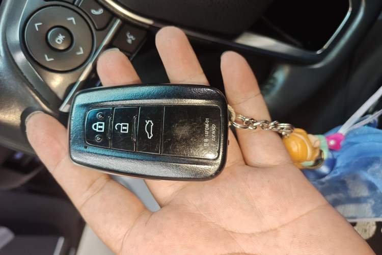 Used Toyota Avalon 2019 2.0L XLE Premium Edition China VI Vehicle Key