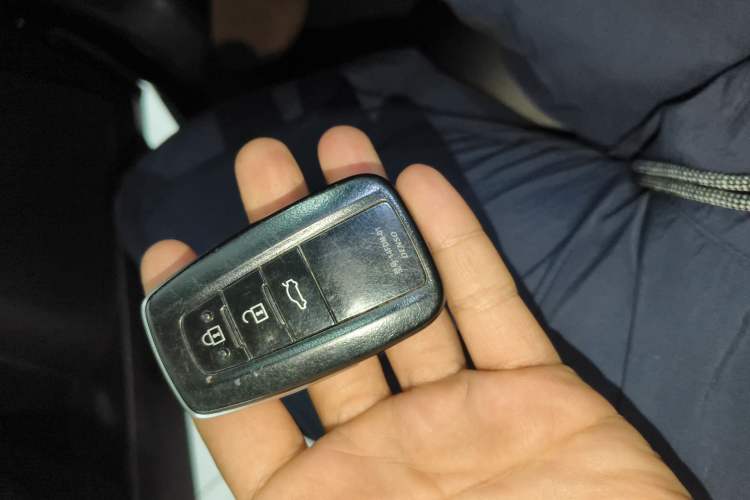 Used Toyota Avalon 2019 2.0L Ambition Edition China VI Vehicle Key