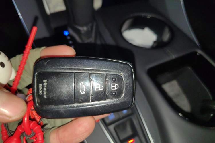 Used Toyota Avalon 2019 2.0L XLE Premium Edition China VI Vehicle Key