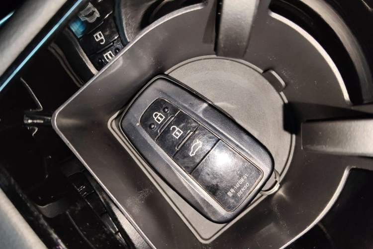 Used Toyota Avalon 2019 2.0L Ambition Edition China VI Vehicle Key