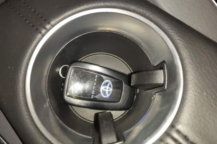 Used Toyota Avalon 2019 Dual-Engine 2.5L XLE Prestige Version China VI Standard Vehicle Key
