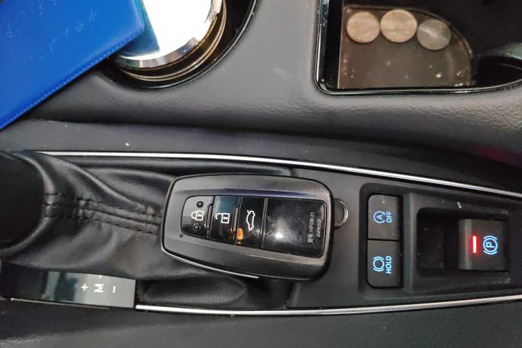 Used Toyota Avalon 2019 2.0L XLE Premium Edition China VI Vehicle Key