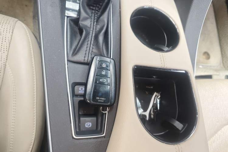 Used Toyota Avalon 2019 2.0L XLE Premium Edition China VI Vehicle Key