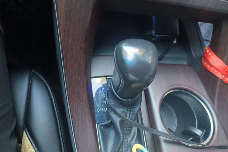 Used Toyota Avalon 2019 Dual-Engine 2.5L XLE Prestige Version China VI Standard Gear Lever