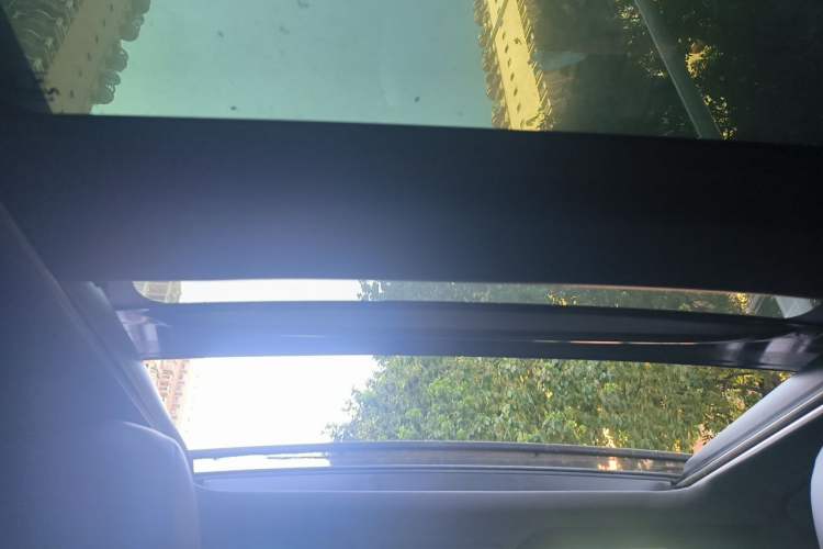 Used Toyota Avalon 2019 Dual-Engine 2.5L XLE Prestige Version China VI Standard Headliner