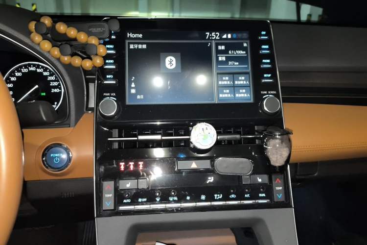 Used Toyota Avalon 2019 Dual-Engine 2.5L XLE Prestige Version China VI Standard Audio And AC Panel