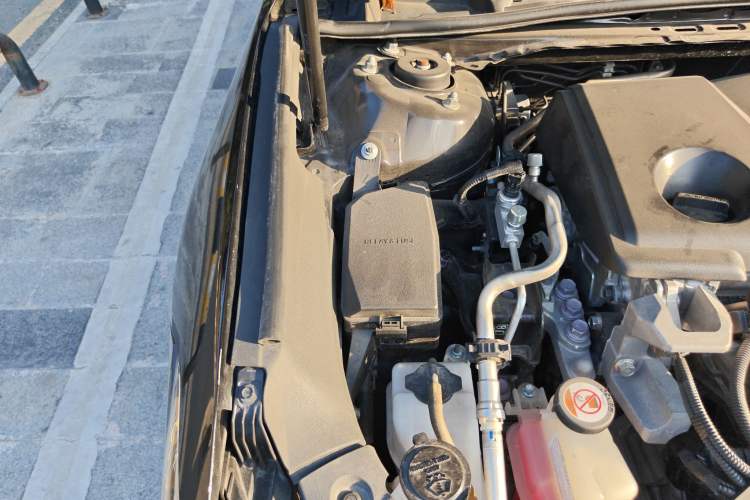 Used Toyota Avalon 2019 Dual-Engine 2.5L Limited Flagship Edition China VI Standard Engine Bay Right
