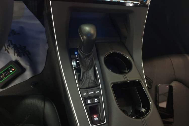 Used Toyota Avalon 2019 Dual-Engine 2.5L Luxury Edition China VI Standard Gear Lever