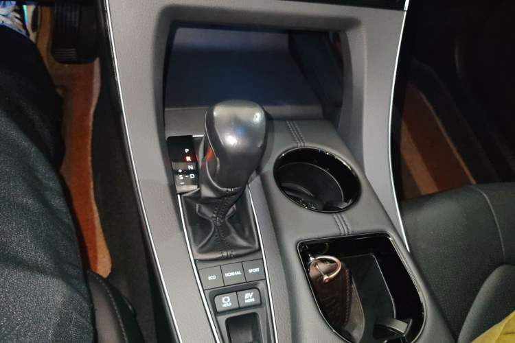 Used Toyota Avalon 2019 Dual-Engine 2.5L Luxury Edition China VI Standard Gear Lever