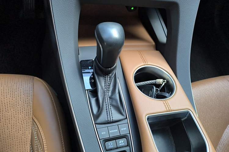 Used Toyota Avalon 2019 Dual-Engine 2.5L XLE Prestige Version China VI Standard Gear Lever