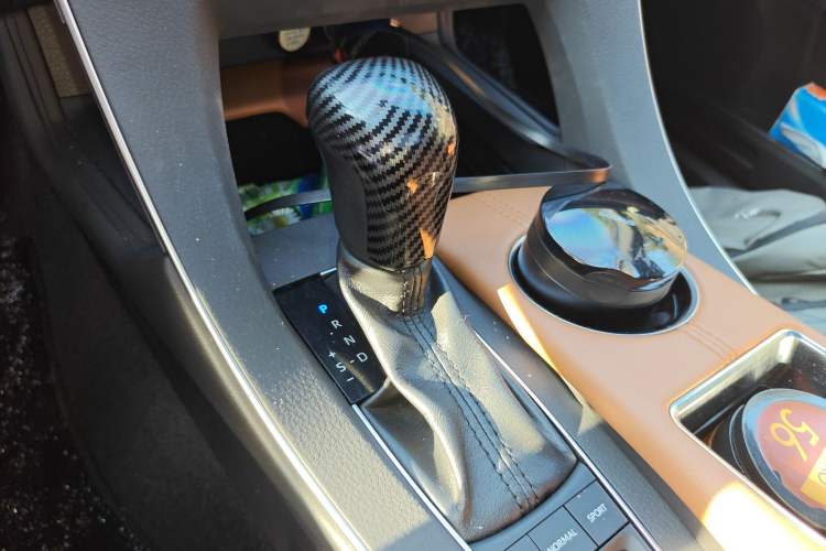 Used Toyota Avalon 2019 Dual-Engine 2.5L Limited Flagship Edition China VI Standard Gear Lever