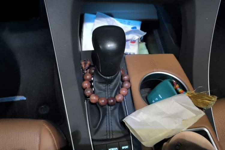 Used Toyota Avalon 2019 Dual-Engine 2.5L XLE Prestige Version China VI Standard Gear Lever