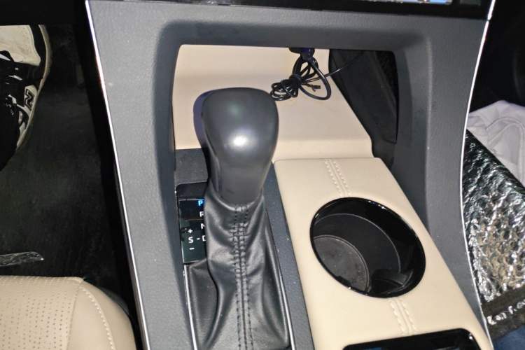 Used Toyota Avalon 2019 Dual-Engine 2.5L Luxury Edition China V Standard Gear Lever