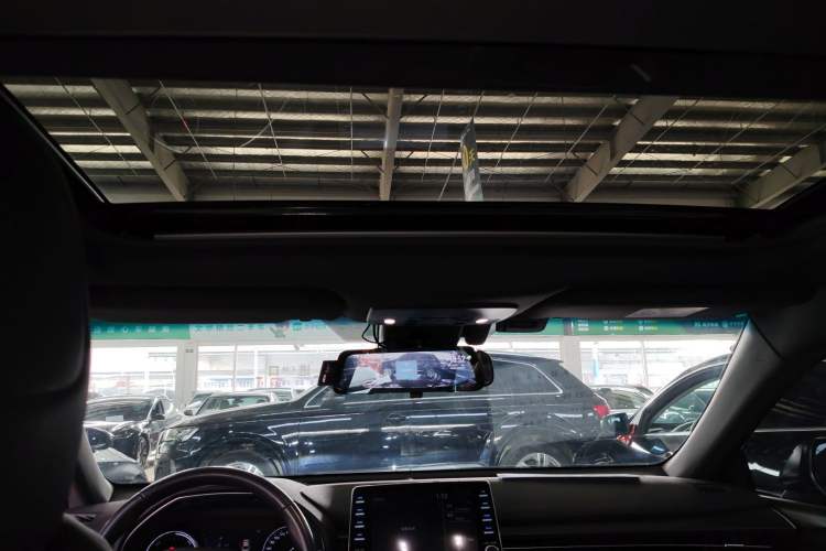 Used Toyota Avalon 2019 Dual-Engine 2.5L Luxury Edition China VI Standard Headliner