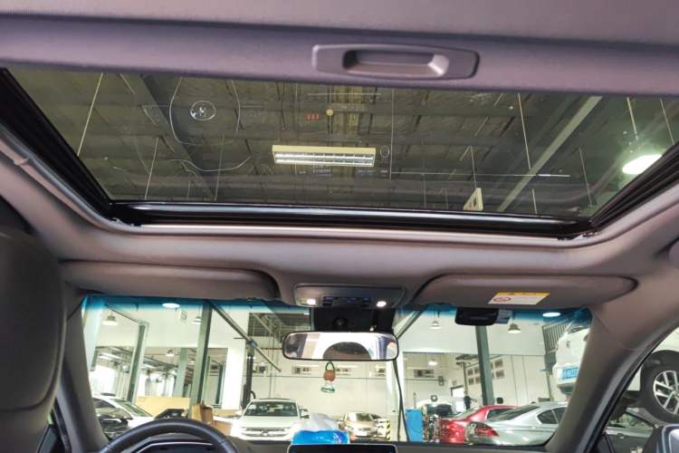 Used Toyota Avalon 2019 Dual-Engine 2.5L Luxury Edition China VI Standard Headliner