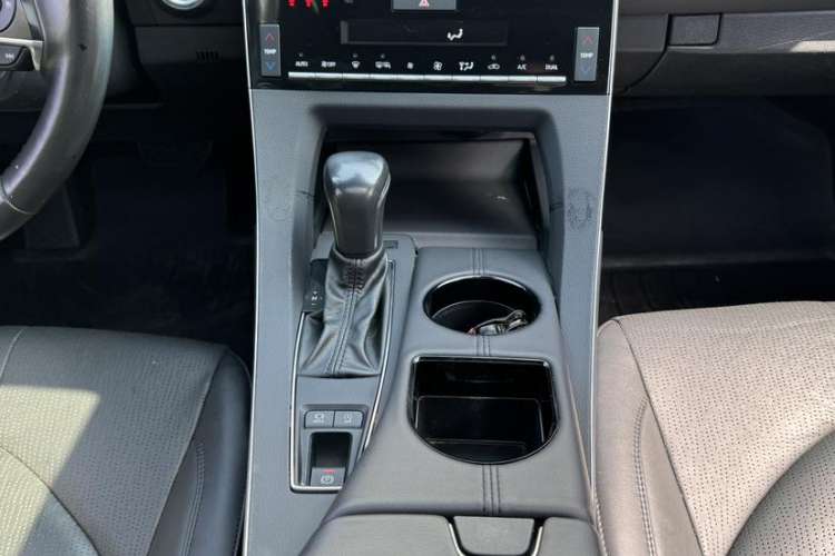 Used Toyota Avalon 2019 2.0L Luxury Edition China VI Standard Interior 4