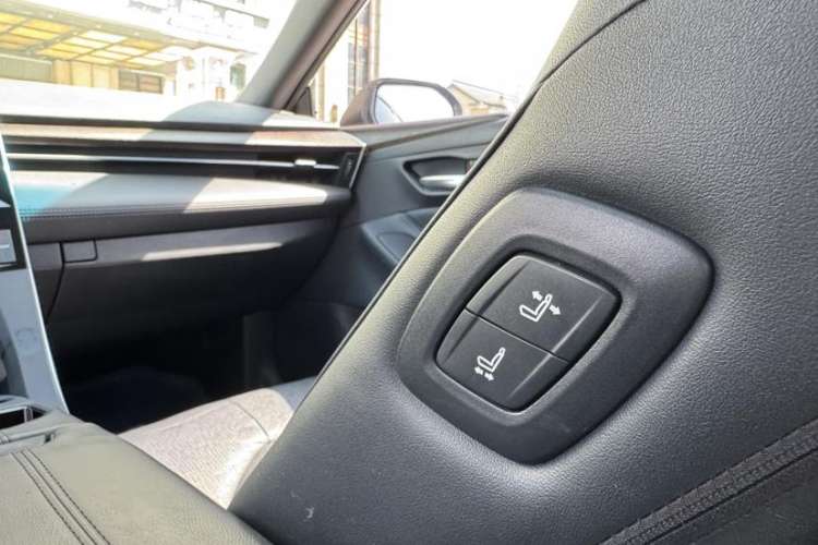 Used Toyota Avalon 2019 2.0L Luxury Edition China VI Standard Interior 9