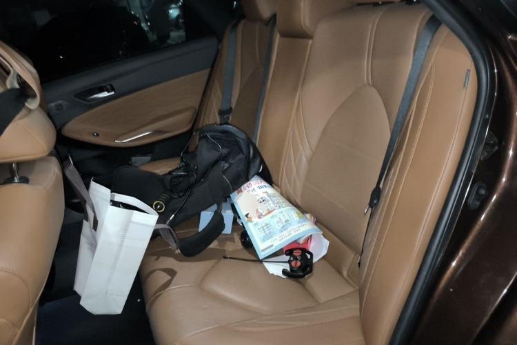 Used Toyota Avalon 2019 Dual-Engine 2.5L XLE Prestige Version China VI Standard Left Rear Seat