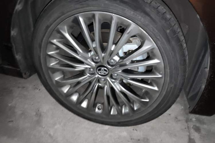 Used Toyota Avalon 2019 Dual-Engine 2.5L XLE Prestige Version China VI Standard Right Front Wheel Hub