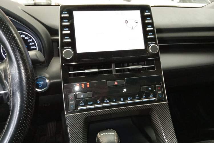 Used Toyota Avalon 2019 Dual-Engine 2.5L XLE Prestige Version China VI Standard Audio And AC Panel
