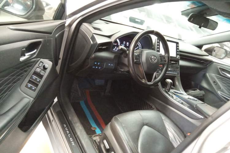 Used Toyota Avalon 2019 Dual-Engine 2.5L XLE Prestige Version China VI Standard Driver Seat