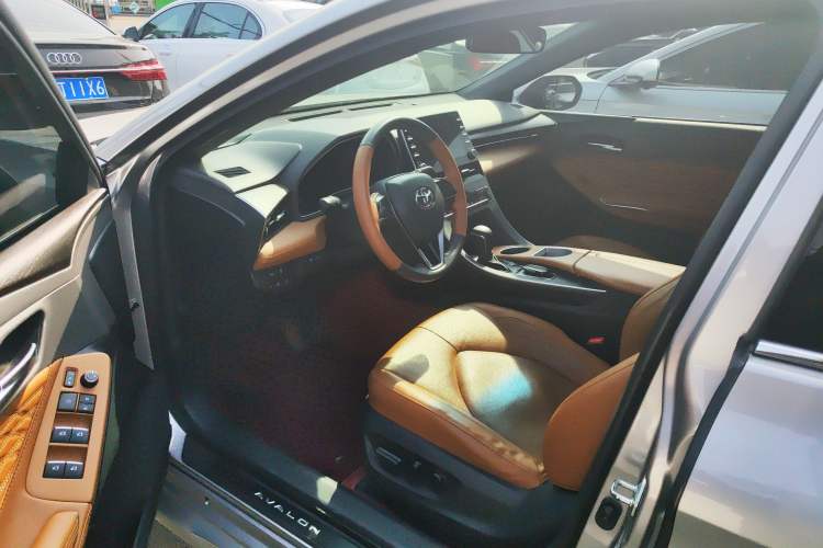 Used Toyota Avalon 2019 2.5L Touring Premium Version China VI Standard Driver Seat