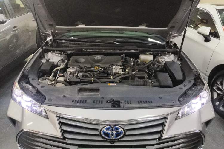 Used Toyota Avalon 2019 Dual-Engine 2.5L XLE Prestige Version China VI Standard Engine Bay
