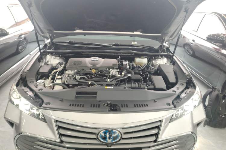 Used Toyota Avalon 2019 Dual-Engine 2.5L XLE Prestige Version China VI Standard Engine Bay