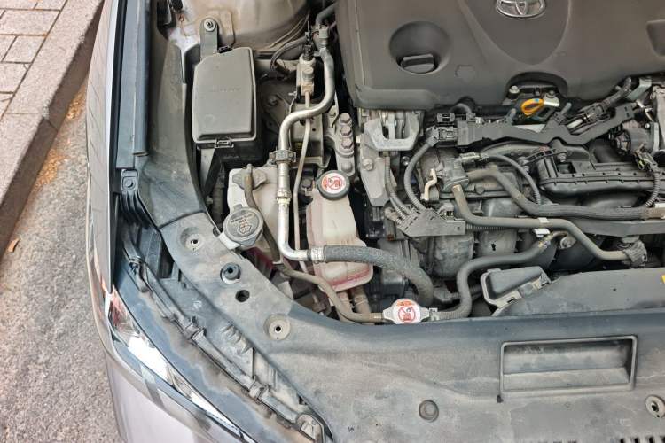 Used Toyota Avalon 2019 Dual-Engine 2.5L XLE Prestige Version China VI Standard Engine Bay Right