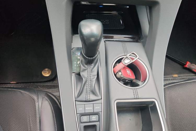 Used Toyota Avalon 2019 Dual-Engine 2.5L XLE Prestige Version China VI Standard Gear Lever