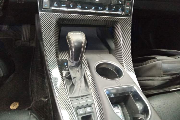 Used Toyota Avalon 2019 Dual-Engine 2.5L XLE Prestige Version China VI Standard Gear Lever