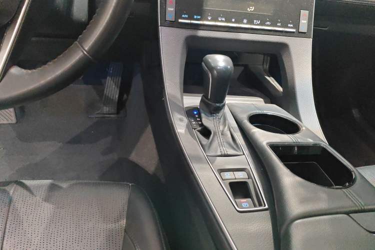 Used Toyota Avalon 2019 2.0L XLE Premium Edition China VI Gear Lever