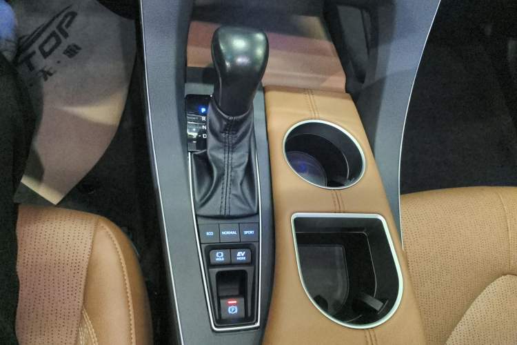 Used Toyota Avalon 2019 Dual-Engine 2.5L XLE Prestige Version China VI Standard Gear Lever