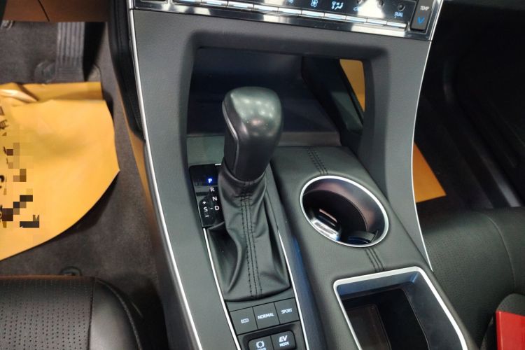 Used Toyota Avalon 2019 Dual-Engine 2.5L XLE Prestige Version China VI Standard Gear Lever