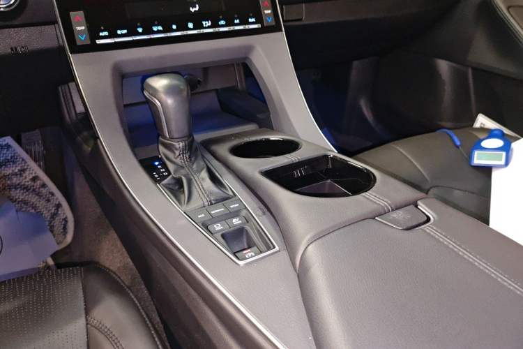 Used Toyota Avalon 2019 Dual-Engine 2.5L Luxury Edition China VI Standard Gear Lever