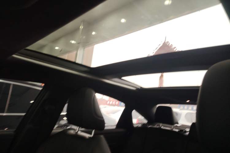 Used Toyota Avalon 2019 Dual-Engine 2.5L XLE Prestige Version China VI Standard Headliner