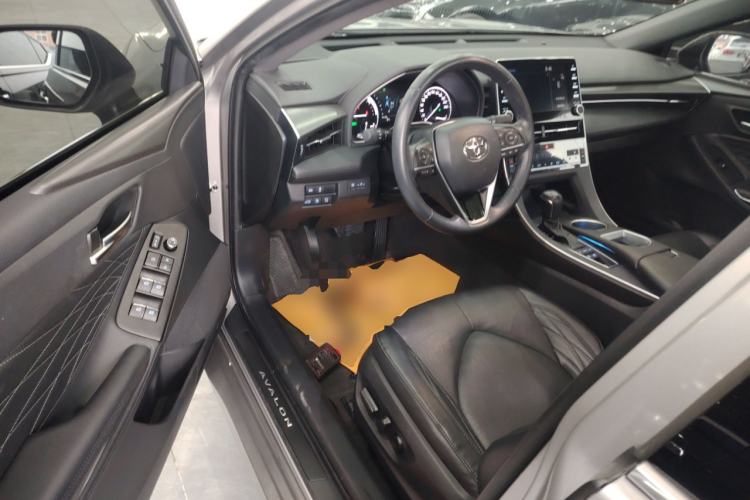 Used Toyota Avalon 2019 Dual-Engine 2.5L XLE Prestige Version China VI Standard Interior 3