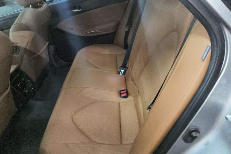 Used Toyota Avalon 2019 Dual-Engine 2.5L XLE Prestige Version China VI Standard Left Rear Seat