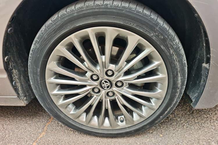 Used Toyota Avalon 2019 Dual-Engine 2.5L XLE Prestige Version China VI Standard Right Front Wheel Hub