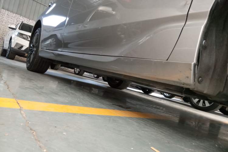 Used Toyota Avalon 2019 Dual-Engine 2.5L XLE Prestige Version China VI Standard Right Side Sill