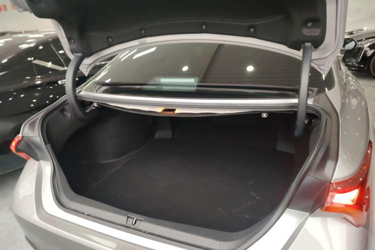 Used Toyota Avalon 2019 Dual-Engine 2.5L XLE Prestige Version China VI Standard Trunk